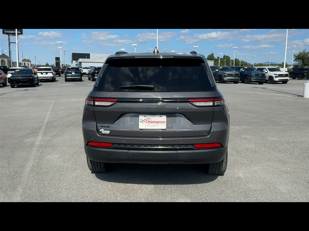 2023 Jeep Grand Cherokee Altitude photo 4