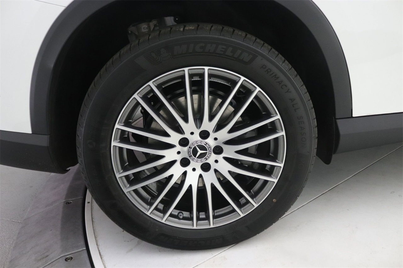 2026 Mercedes Benz GLC 300 photo 9