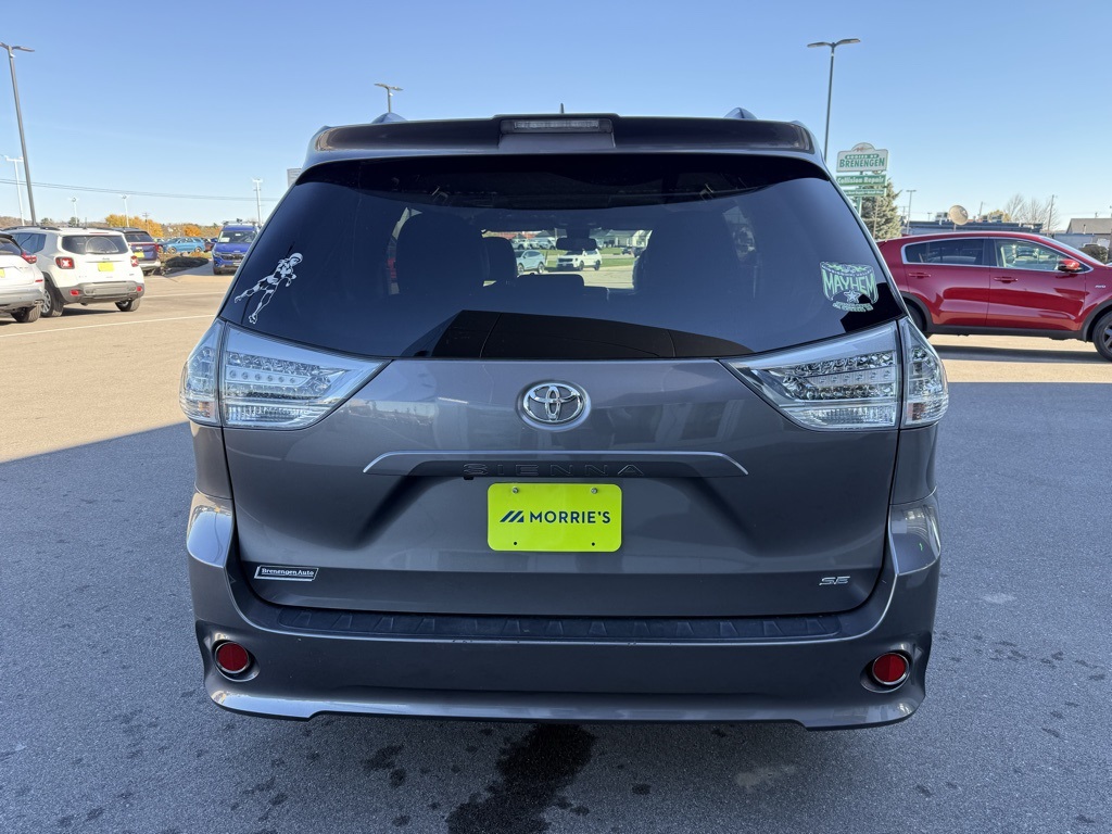 2020 Toyota Sienna SE photo 2