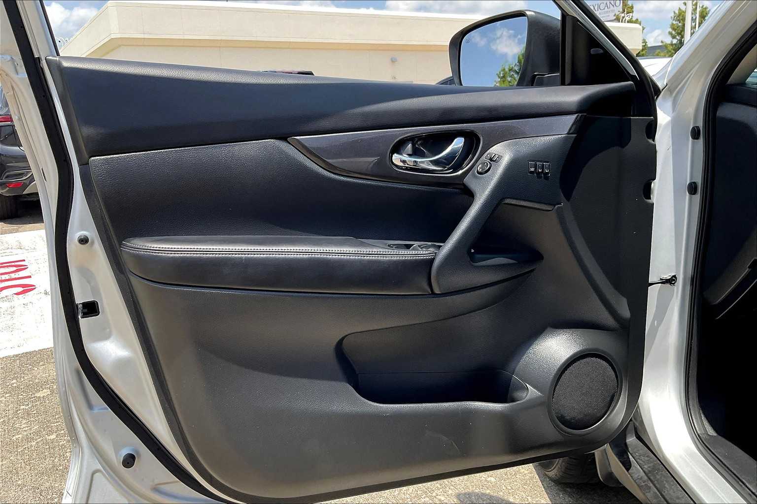 2019 Nissan Rogue SV photo 20