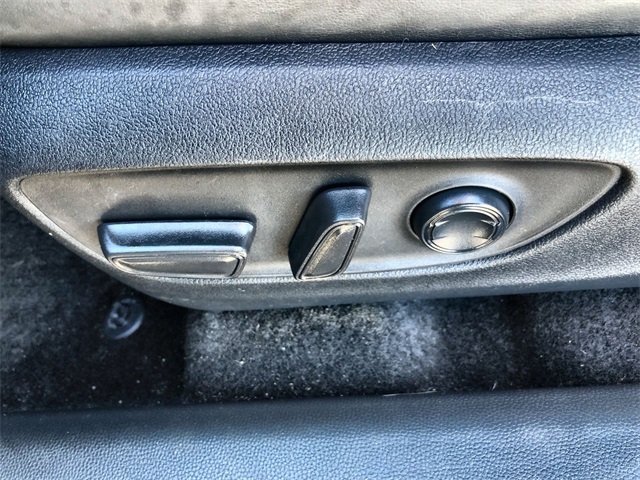 2023 Toyota RAV4 XLE Premium photo 3