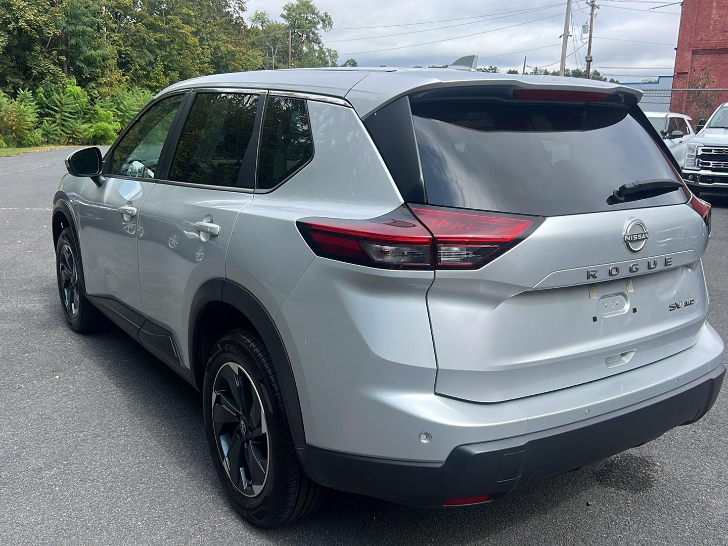 2024 Nissan Rogue SV photo 3