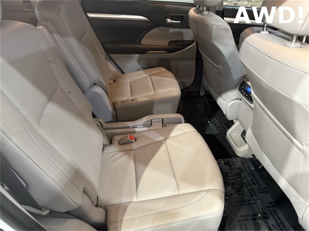 2017 Toyota Highlander SE photo 3