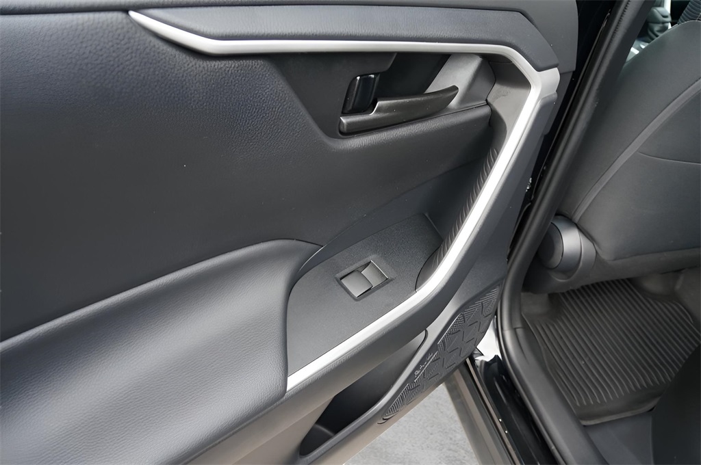 2021 Toyota RAV4 Hybrid LE photo 8