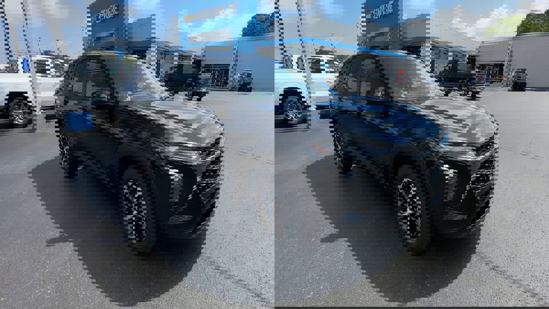 2025 Chevrolet Trax photo 2