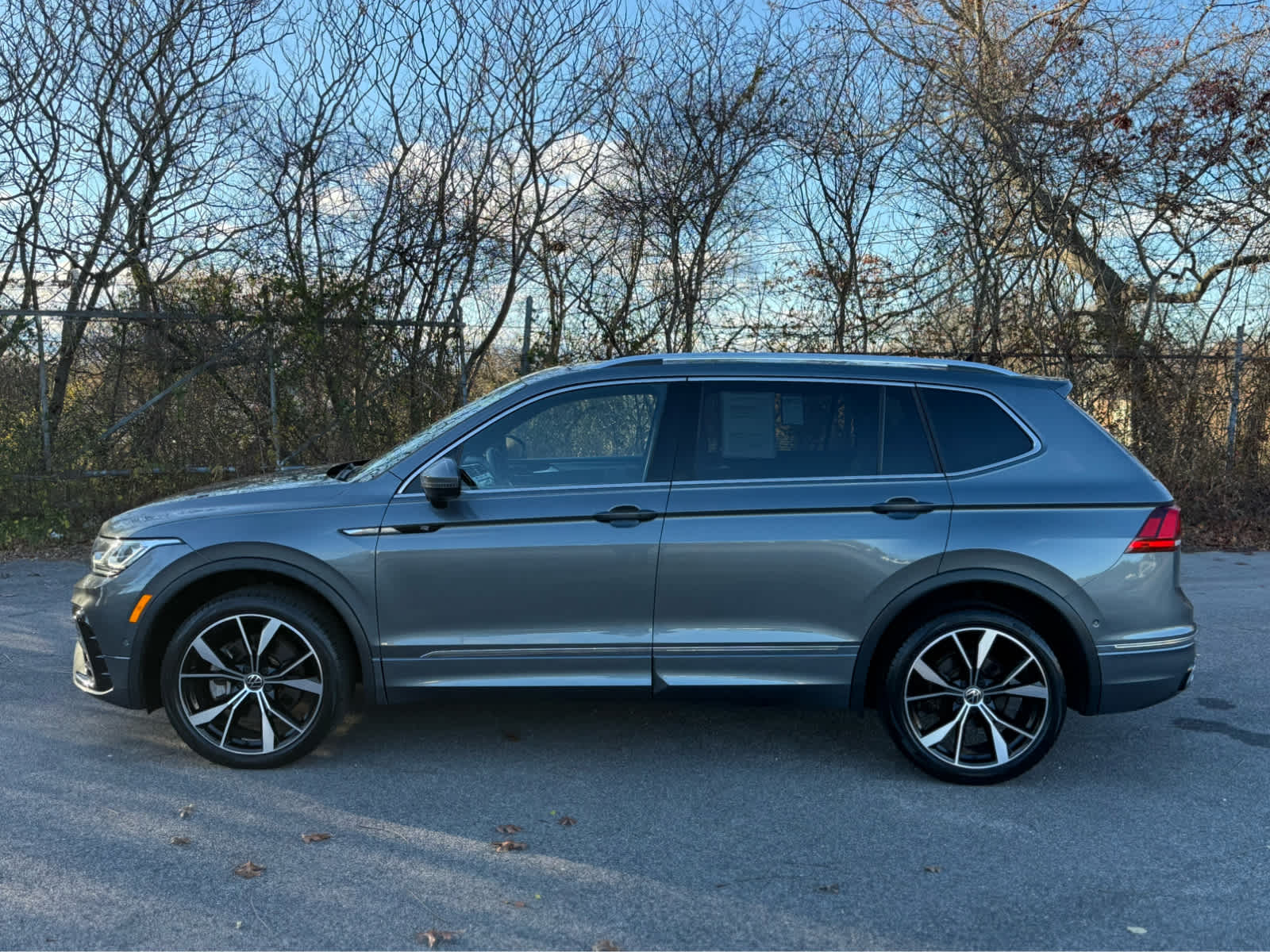2023 Volkswagen Tiguan SEL R-Line Black photo 4