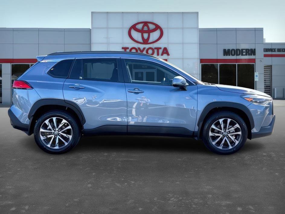 2023 Toyota Corolla Cross XLE photo 2
