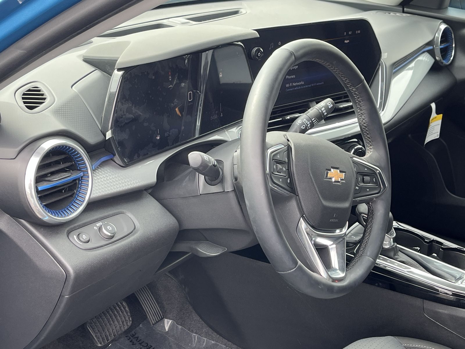 2025 Chevrolet Trax LT photo 2