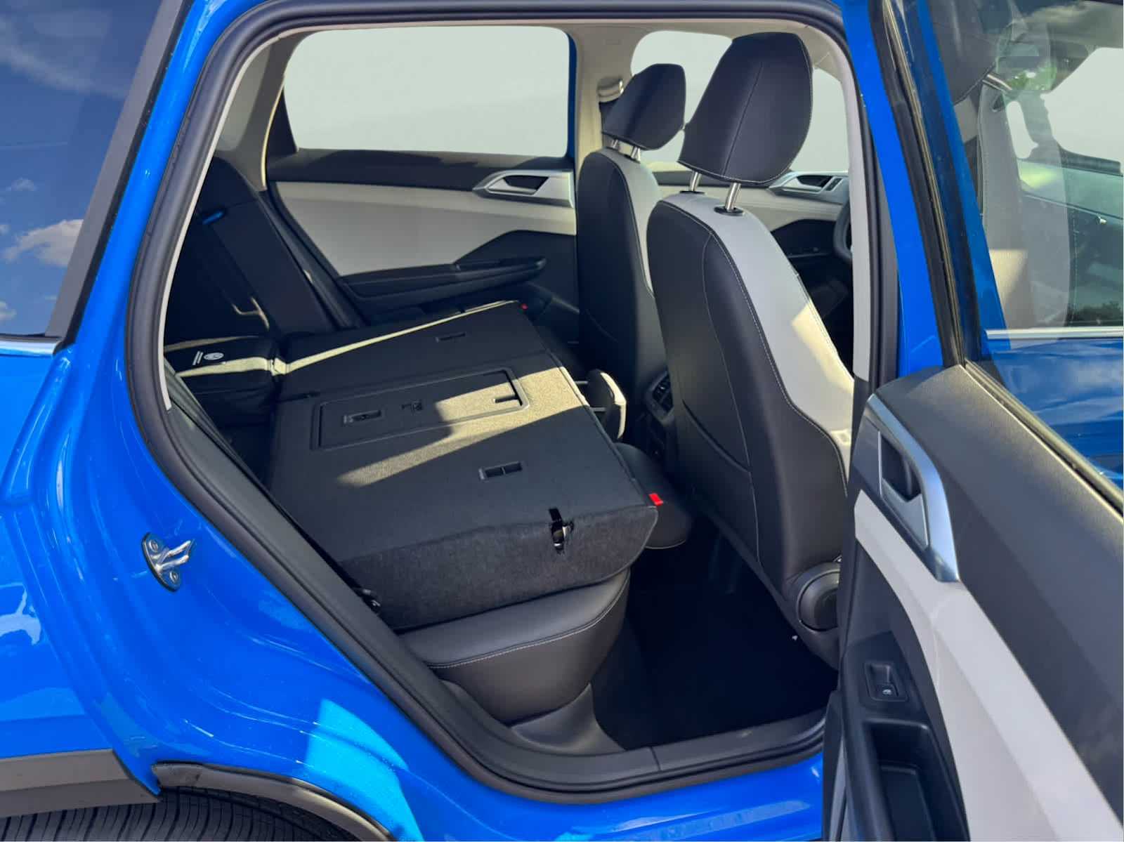 2025 Volkswagen Taos SE photo 38