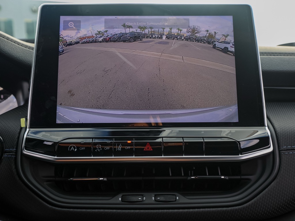 New 2026 Silver Zynith Metallic Clear-Coat Exterior Paint Jeep Latitude image 29