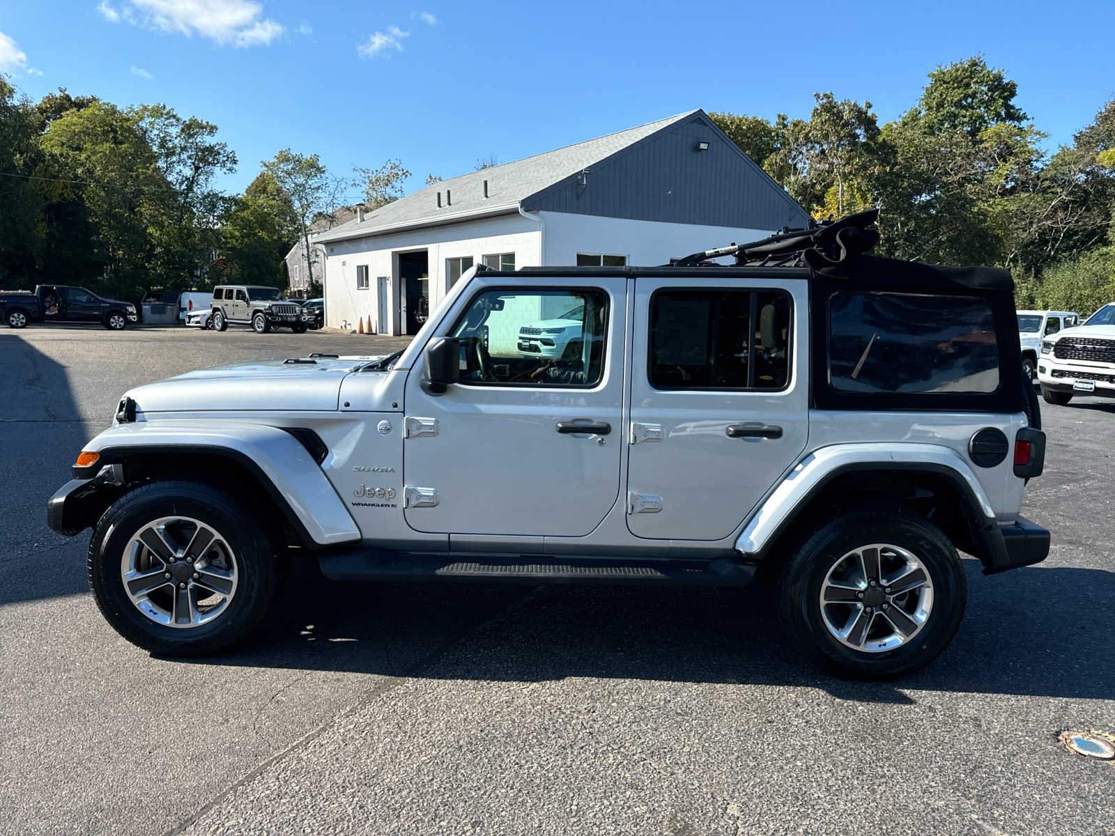 2023 Jeep Wrangler Sahara photo 3