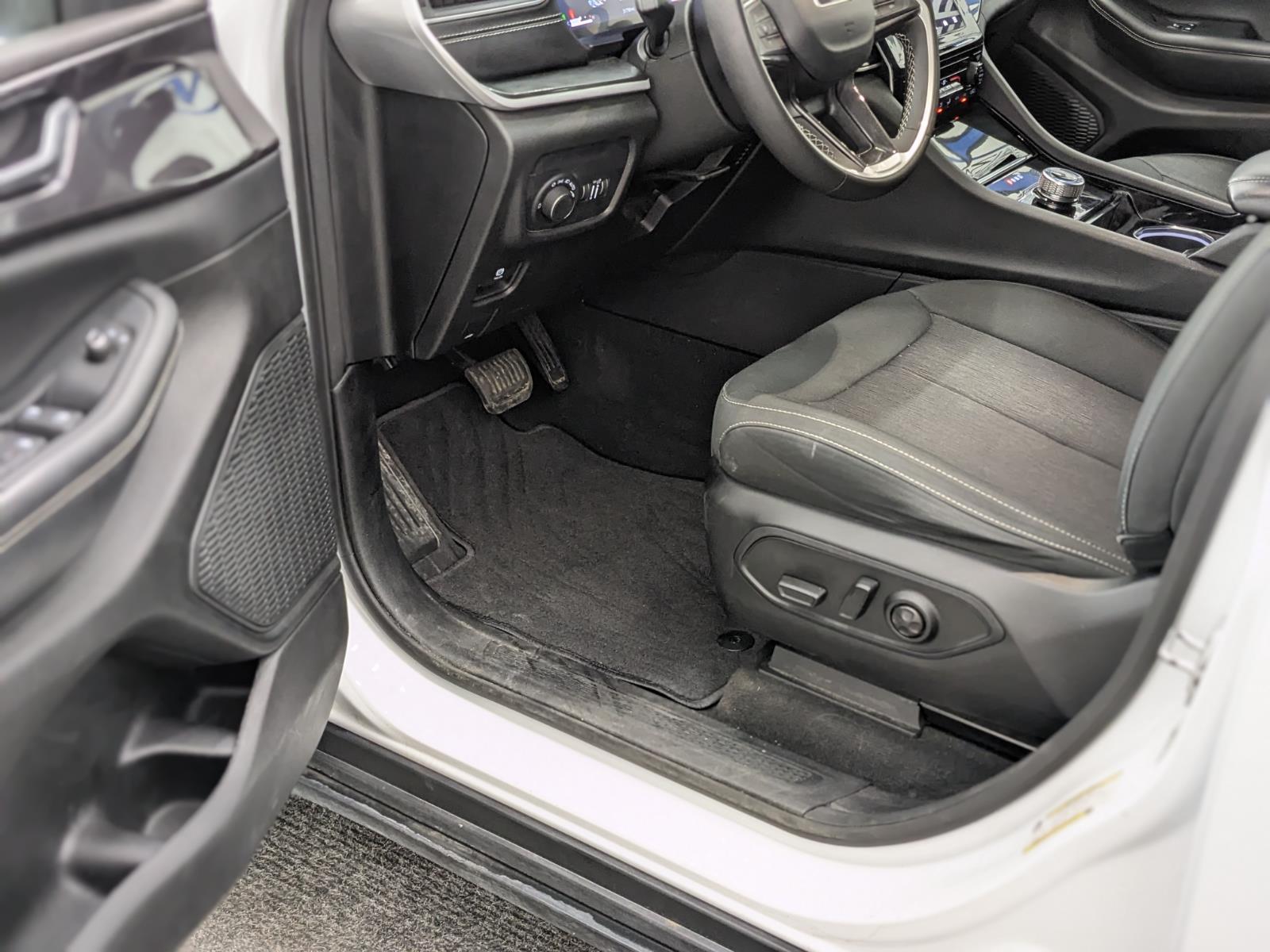 2023 Jeep Grand Cherokee Laredo photo 18