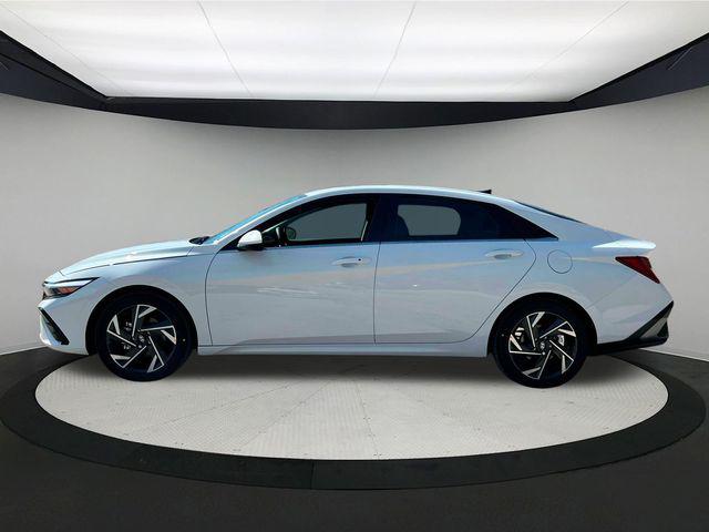 2024 Hyundai Elantra SEL Convenience photo 3