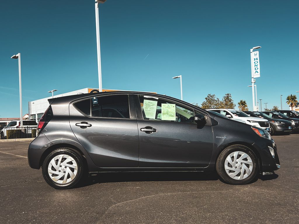 2016 Toyota Prius C Four photo 3