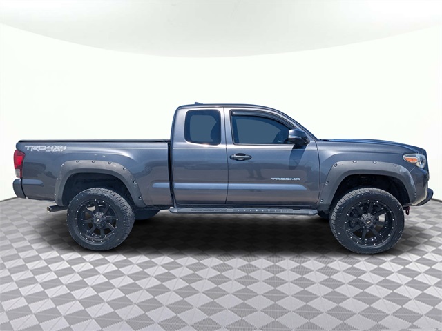 2017 Toyota Tacoma SR5 TRD Sport photo 3