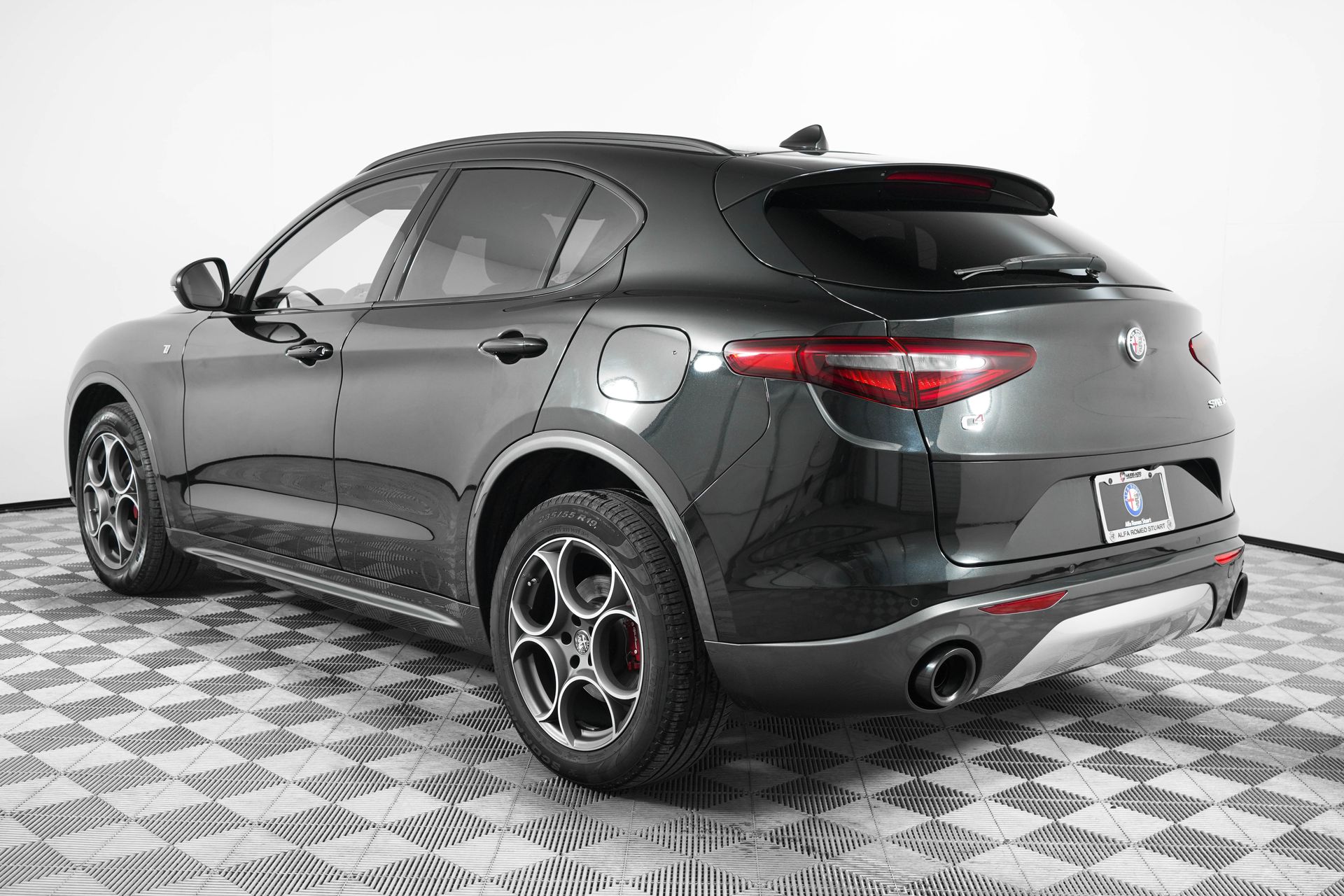 2022 Alfa Romeo Stelvio Ti photo 2