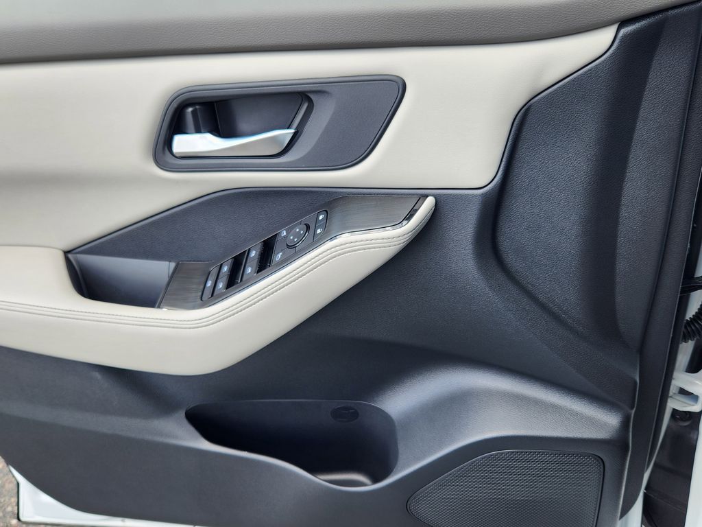 2025 Nissan Rogue SV photo 12