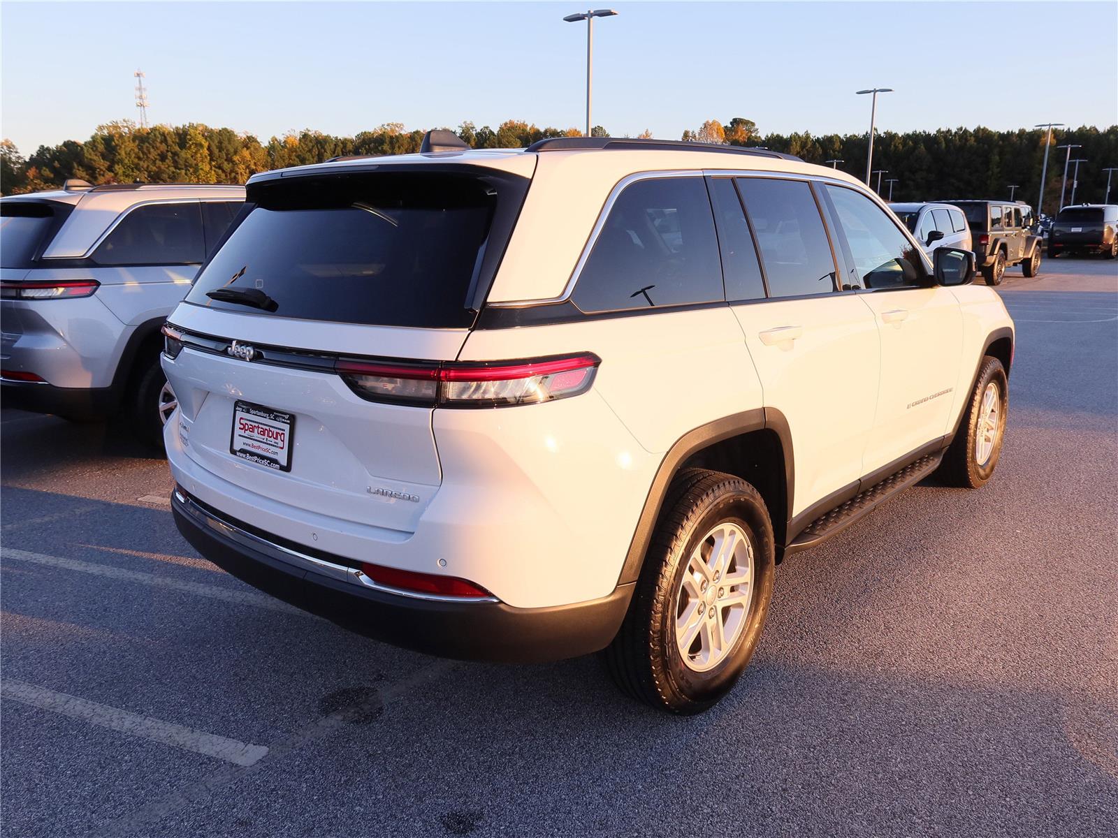 2024 Jeep Grand Cherokee Laredo photo 3