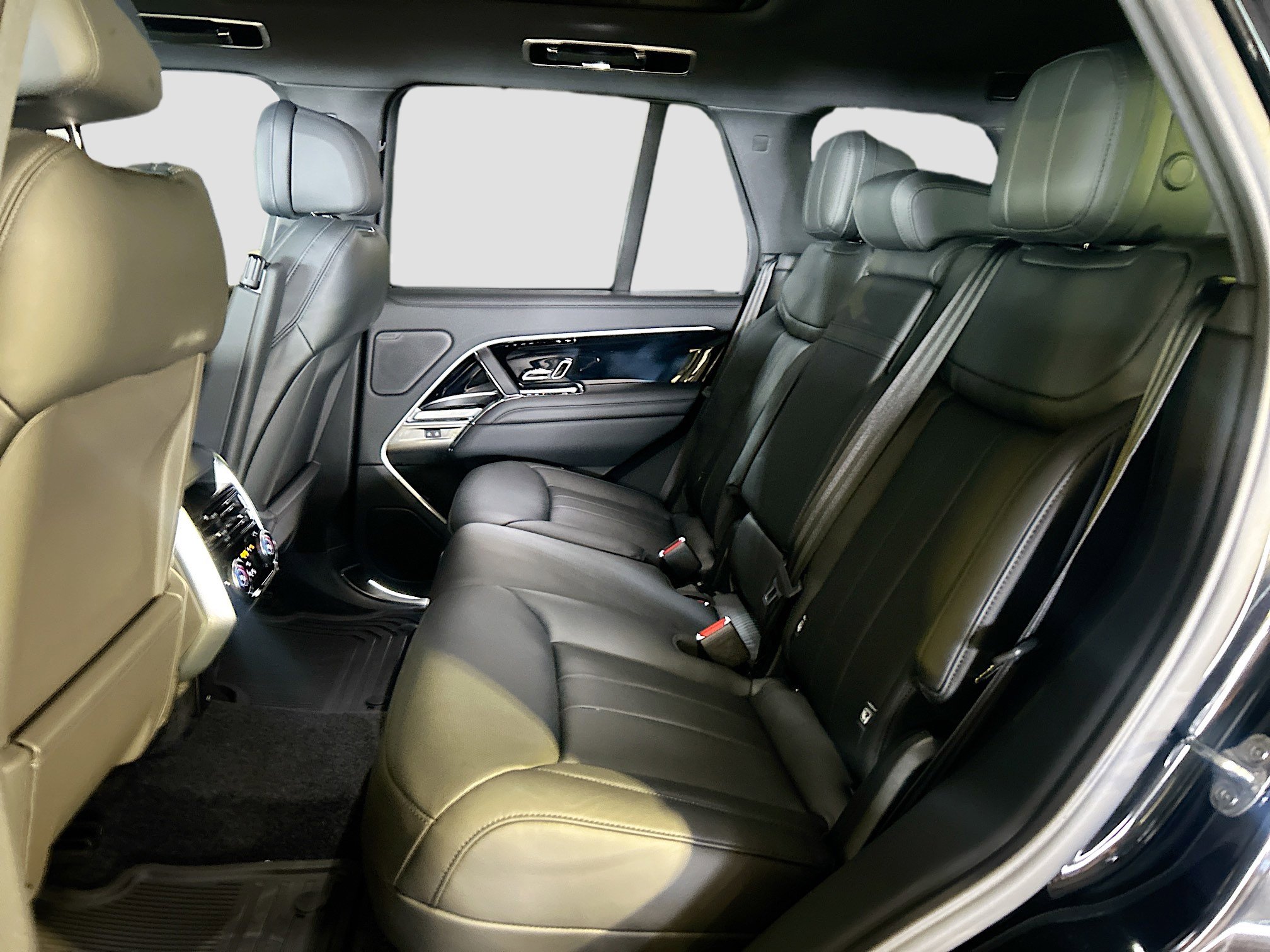 2025 Land Rover Range Rover SE photo 12