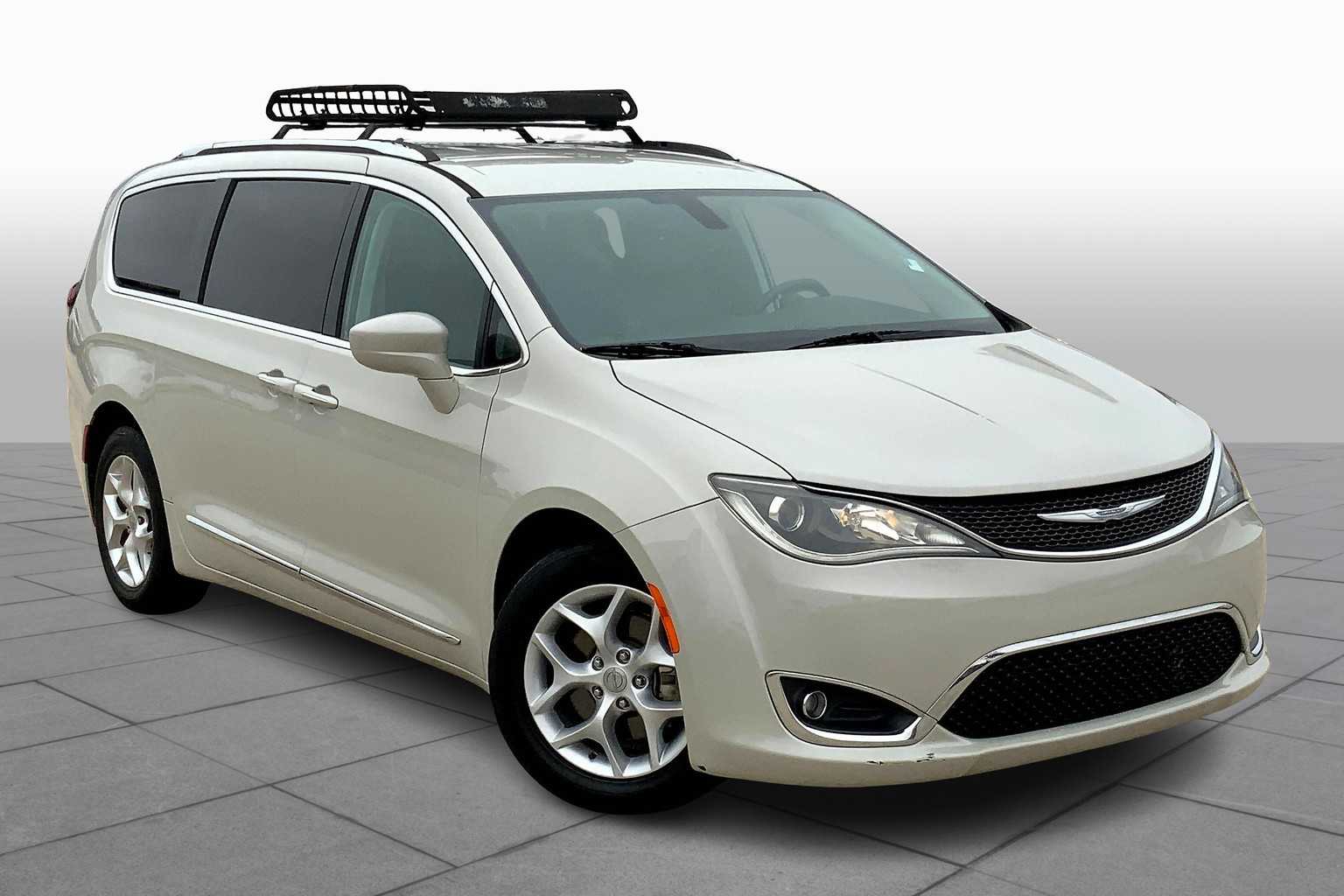 2017 Chrysler Pacifica Touring Plus photo 2