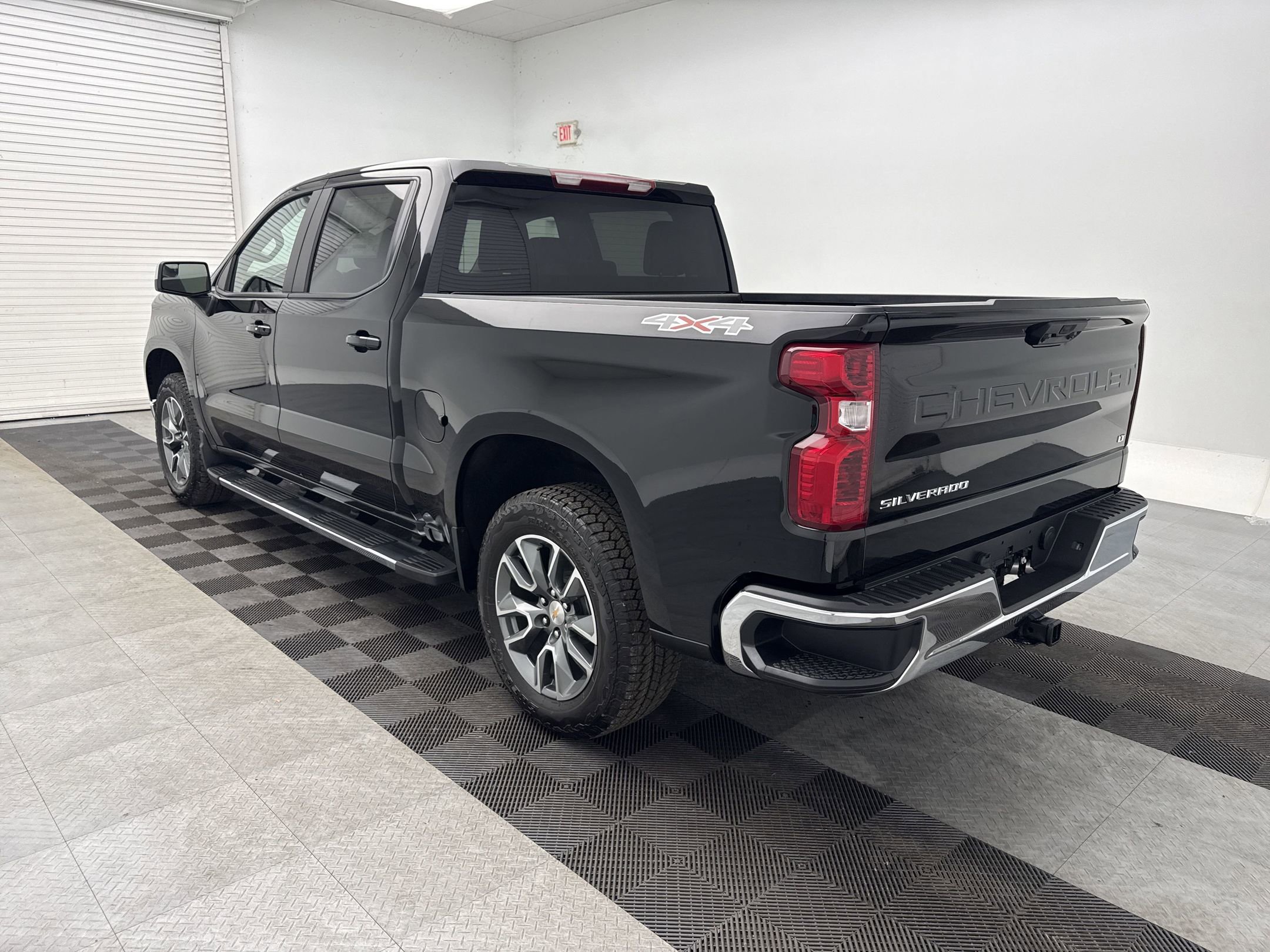 2025 Chevrolet Silverado 1500 LT photo 3