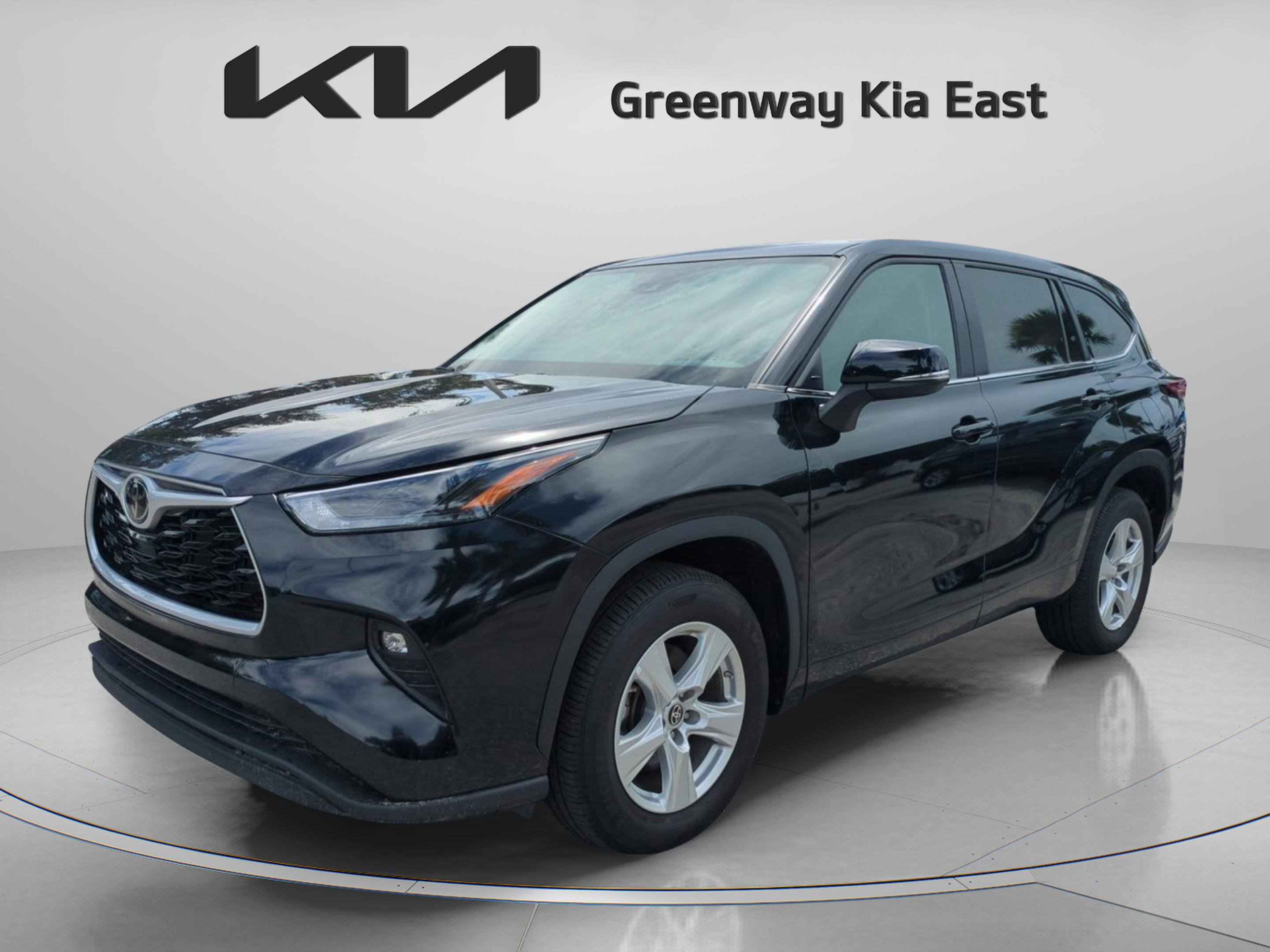 2024 Toyota Highlander LE photo 3