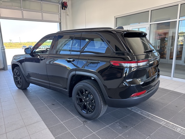 2025 Jeep Grand Cherokee Altitude photo 2