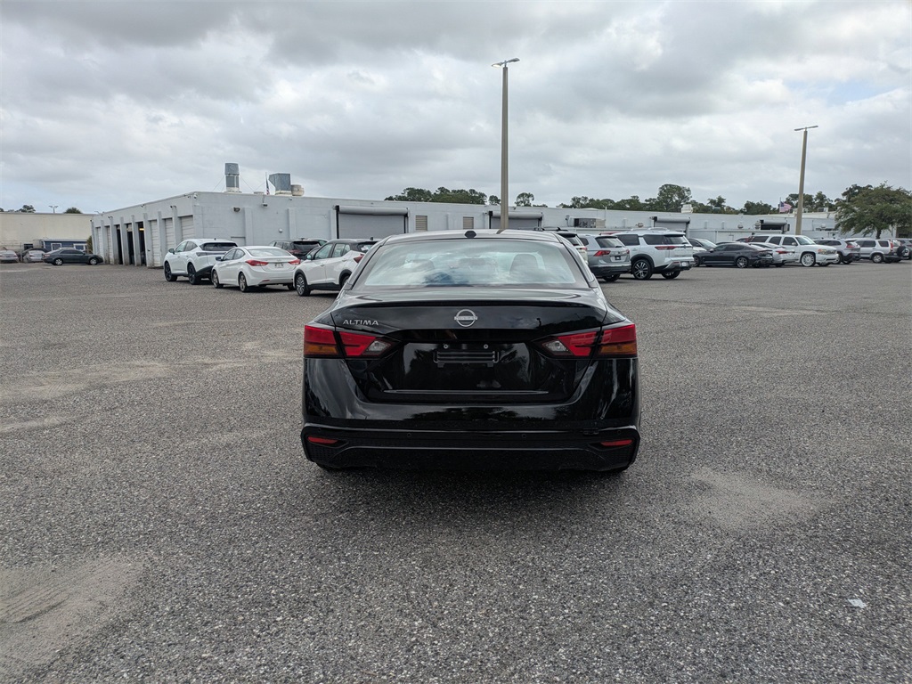 2025 Nissan Altima SV photo 4