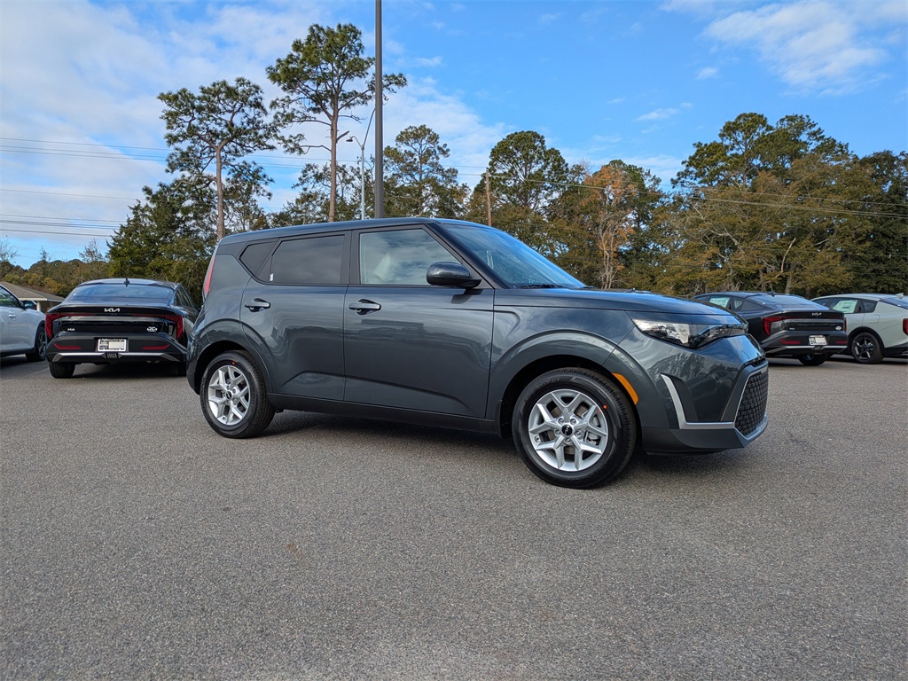 2025 Kia Soul LX's photo