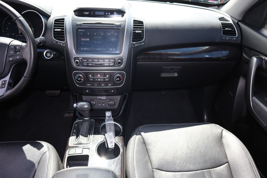 2014 Kia Sorento SX photo 16