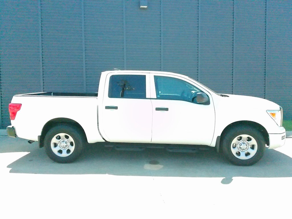2022 Nissan Titan S photo 2