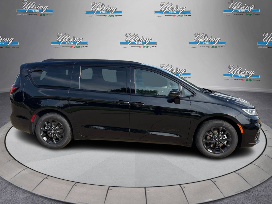 2025 Chrysler Pacifica photo 2