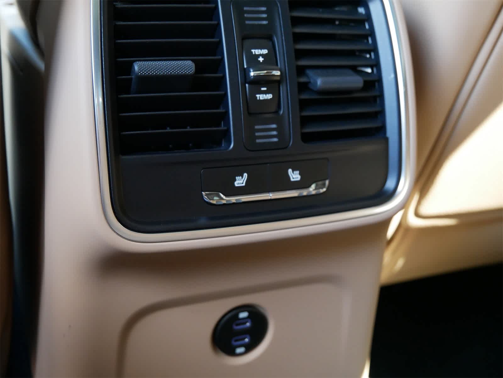 2025 Porsche Macan photo 9