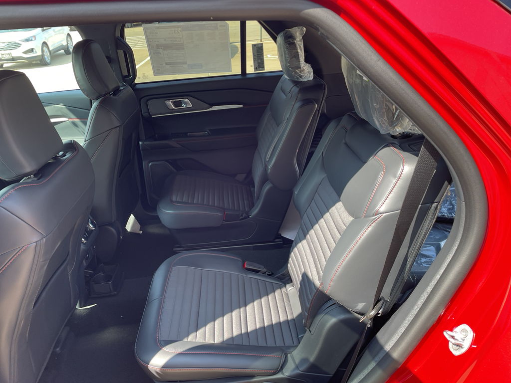 2025 Ford Explorer ST-Line photo 17