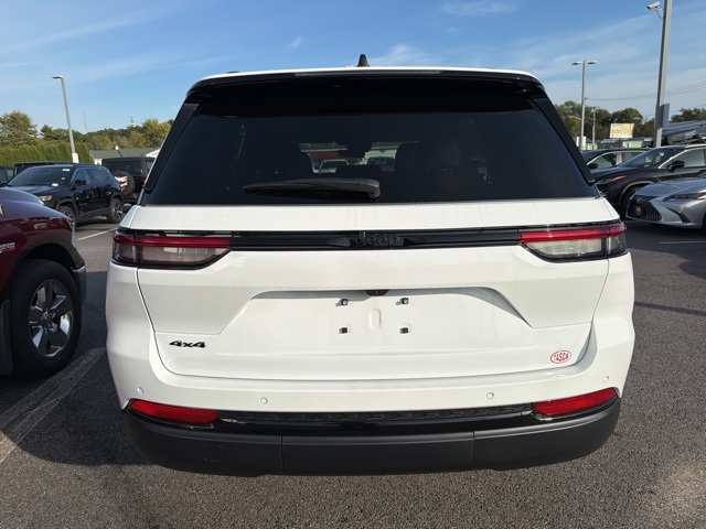 2025 Jeep Grand Cherokee Altitude photo 3
