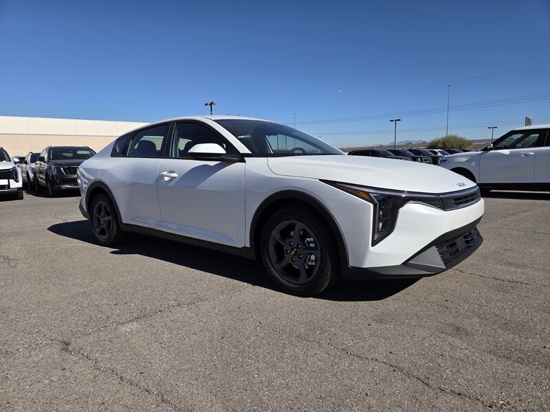 2025 Kia K4 LXS photo 2