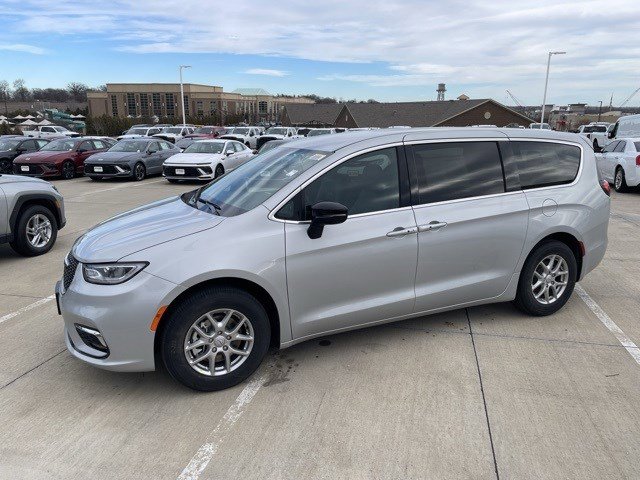 2026 Chrysler Pacifica Select's photo
