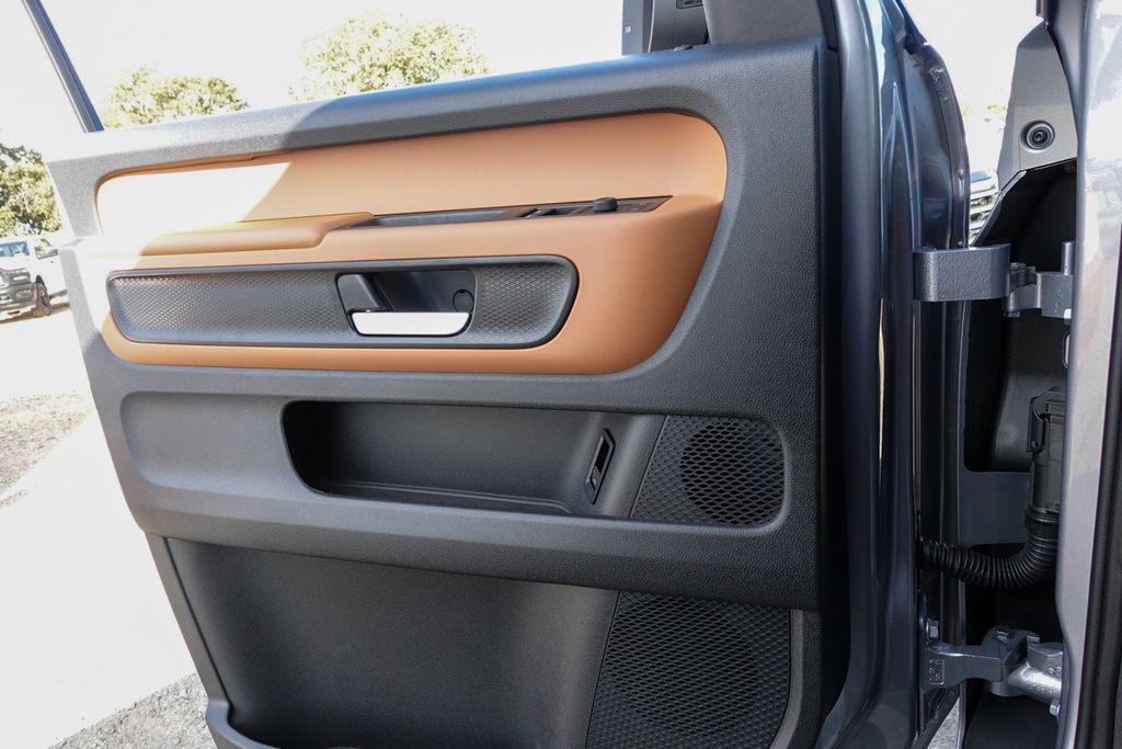 2025 Volkswagen ID. Buzz Pro S photo 11