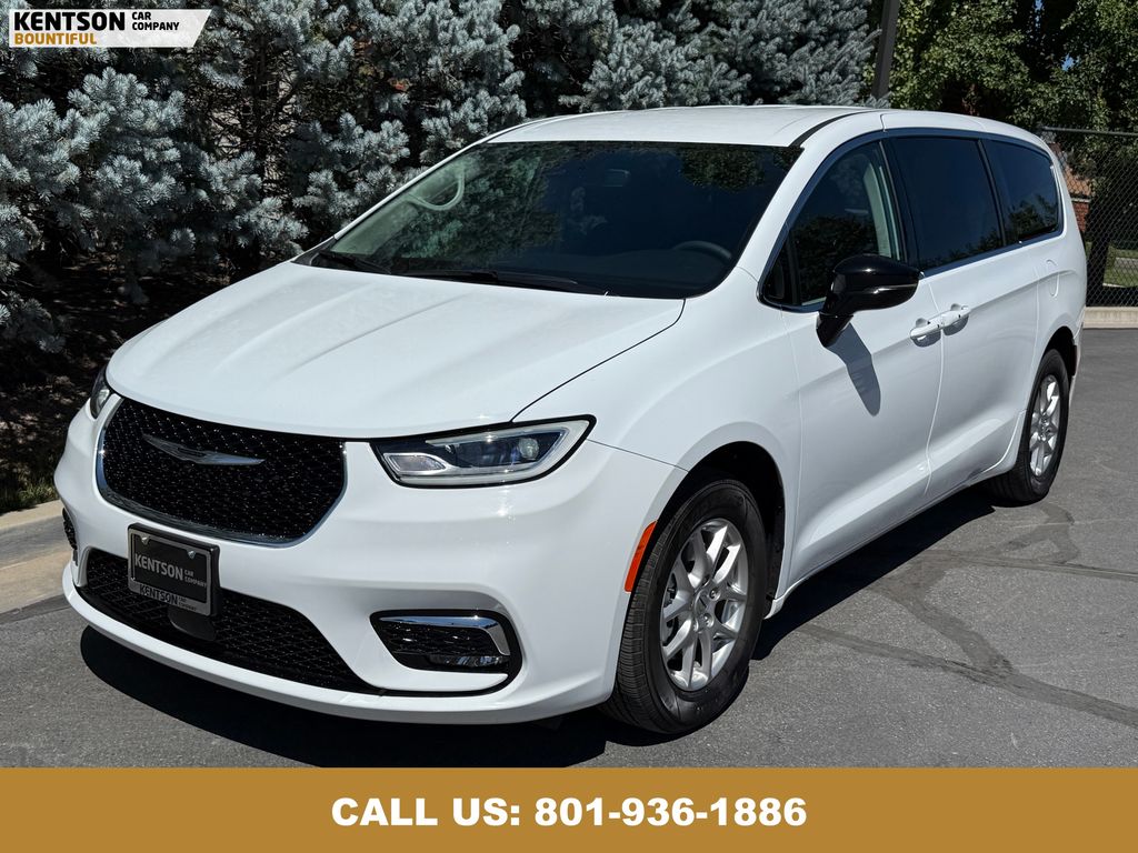 2024 Chrysler Pacifica Touring L photo 3