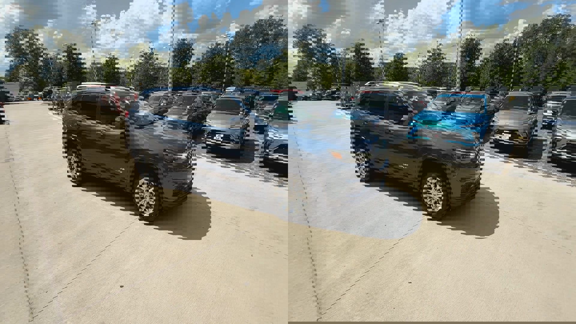 2020 Jeep Cherokee Latitude photo 2