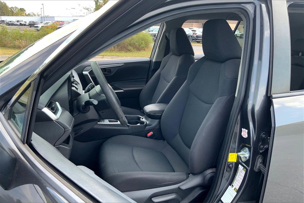 2021 Toyota RAV4 LE photo 24