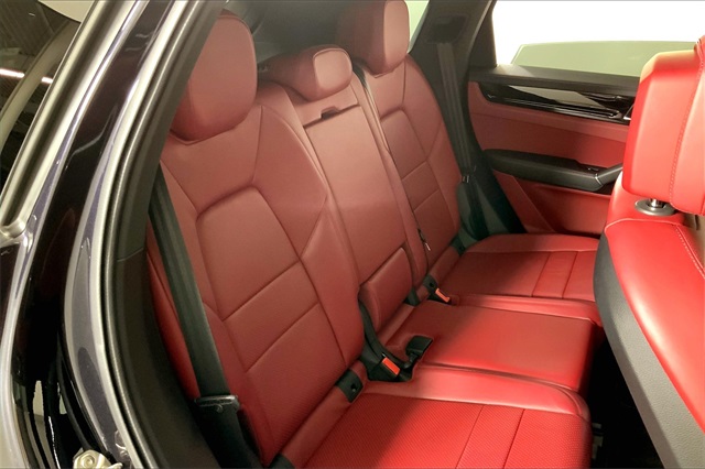 2022 Porsche Cayenne Platinum Edition photo 18