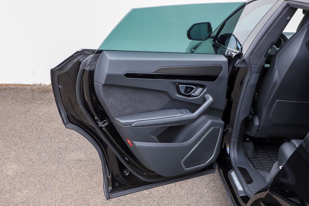 2021 Lamborghini Urus photo 34