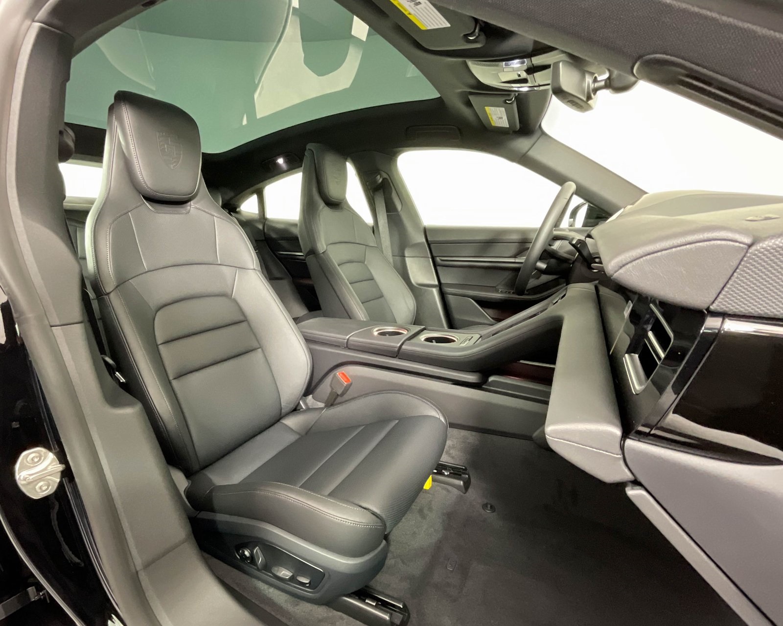 2025 Porsche Taycan photo 18