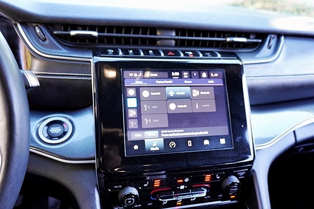 Used 2021 Silver Jeep Altitude image 27