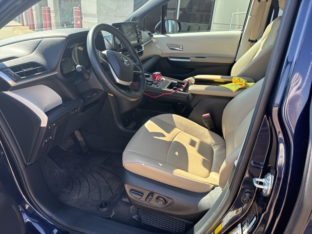 2024 Toyota Sienna XLE photo 3