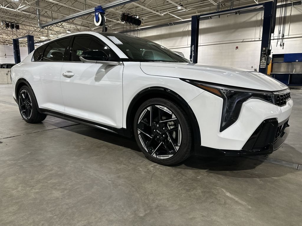 2025 Kia K4 GT-Line photo 2