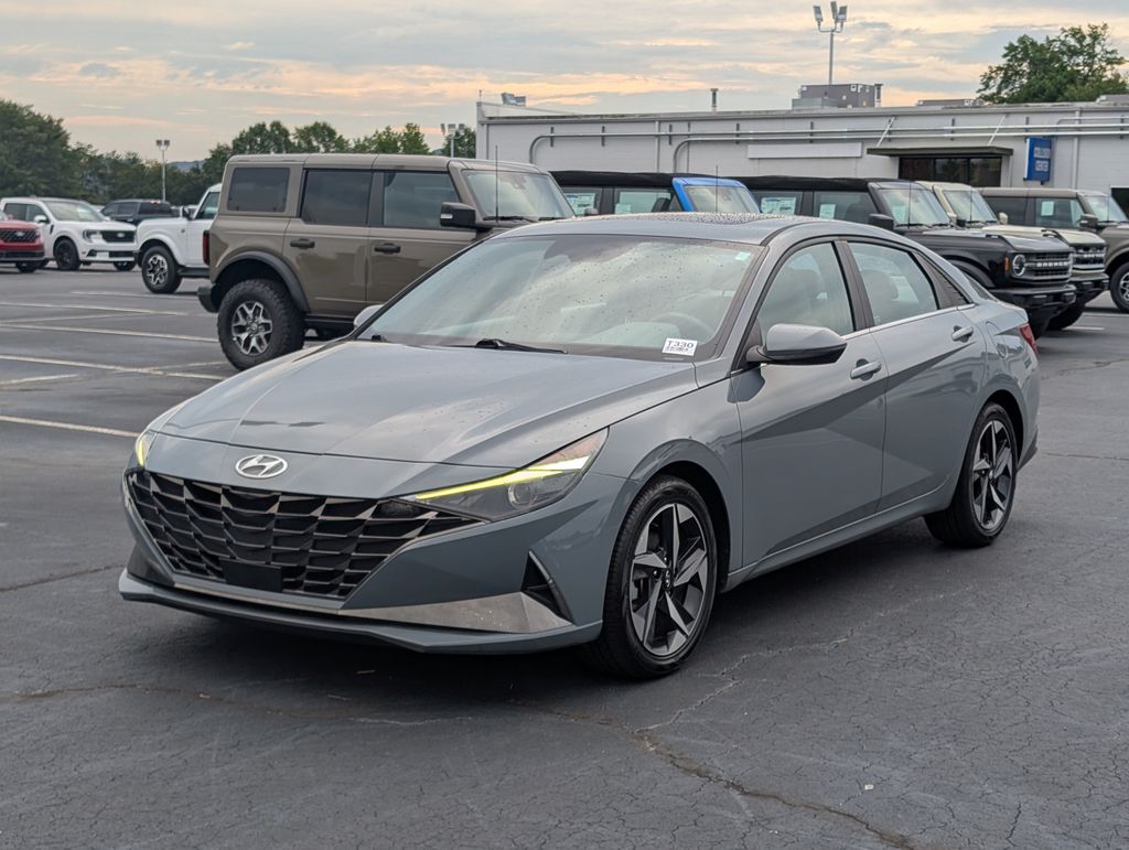 2022 Hyundai Elantra SEL photo 2