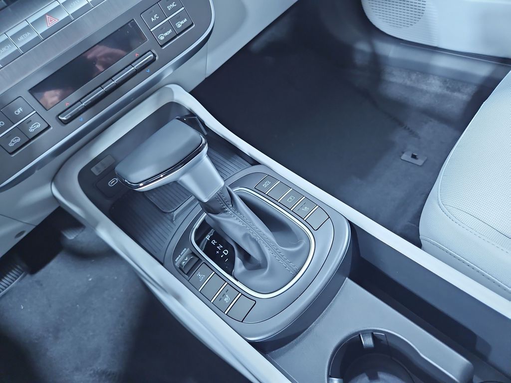 2026 Hyundai Kona SEL photo 18