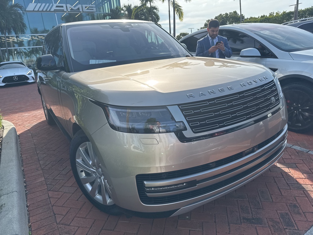 2023 Land Rover Range Rover SE's photo